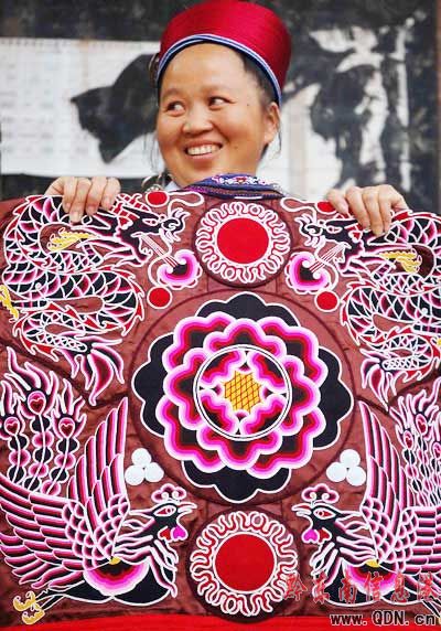 苗族婦女 3年繡成一件苗族盛裝