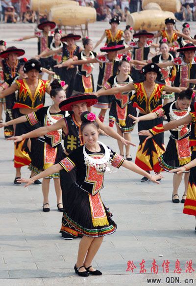 三千多學(xué)生 歡跳反排木鼓舞(圖片新聞)