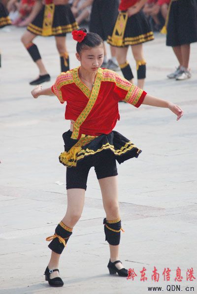 三千多學(xué)生 歡跳反排木鼓舞(圖片新聞)