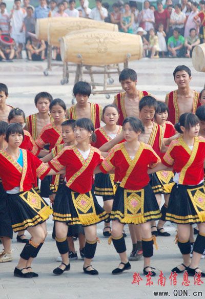 三千多學(xué)生 歡跳反排木鼓舞(圖片新聞)