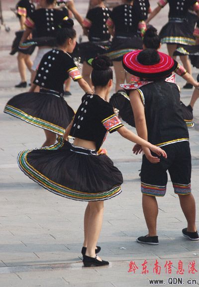 三千多學(xué)生 歡跳反排木鼓舞(圖片新聞)