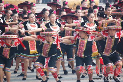 三千多學(xué)生 歡跳反排木鼓舞(圖片新聞)