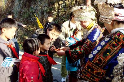 凱里:5名災(zāi)區(qū)娃娃苗寨過(guò)年(圖)