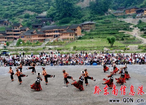 雷山:游客苗寨歡喜過節日(組圖)