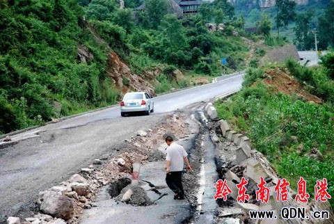 凱里:凱施公路發生裂縫大面積下沉(組圖)