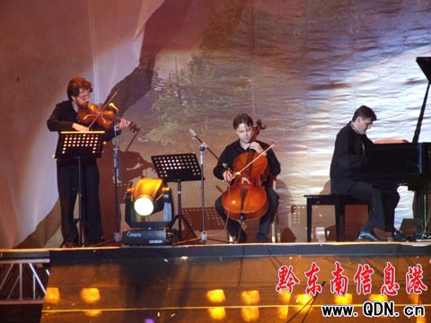 下司水岸音樂會(huì)昨晚閃亮上演 (組圖)