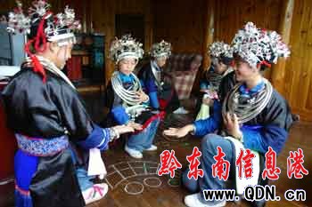 �\����������y(t��ng)�Ļ����У��D��