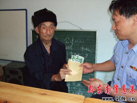 雷山開展“七·一”慰問困難黨員活動(圖)