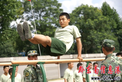 武警黔東南官兵酷夏沙場點兵(組圖)