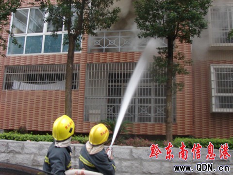 住宅失火男子被困臥室 凱里消防迅速撲救