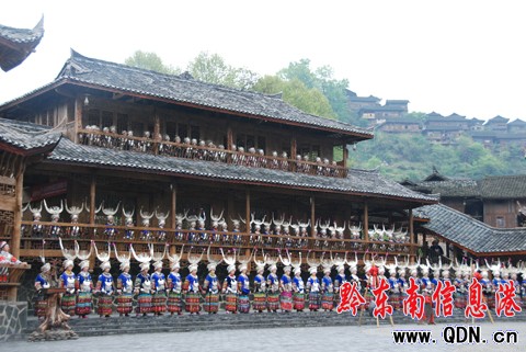 西江千戶苗寨民族歌舞醉游人(圖)