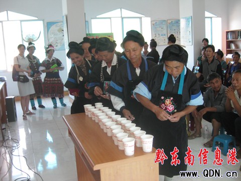 �P����д�ɞ��F�ݵ�һ����������ʾ����