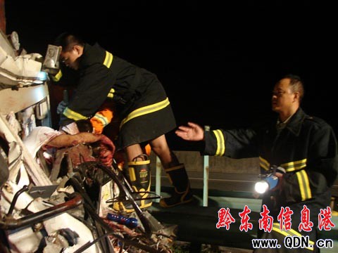 3貨車連環相撞 2人被卡 消防緊急營救(圖)