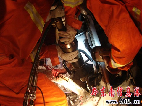 3貨車連環相撞 2人被卡 消防緊急營救(圖)