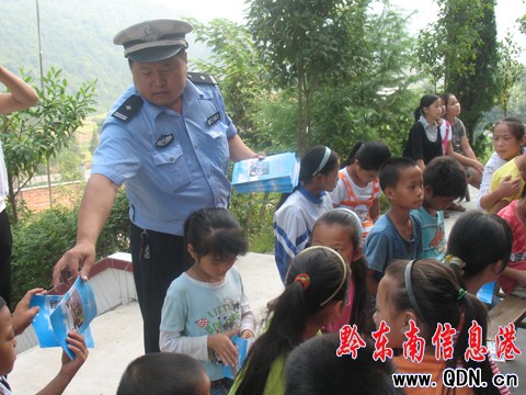 黎平德鳳鎮(zhèn)交通安全從娃娃抓起(組圖)