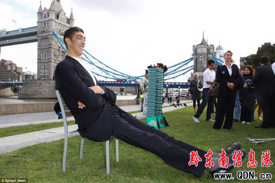 土耳其男子身高2.47米成世界第一高人(圖)