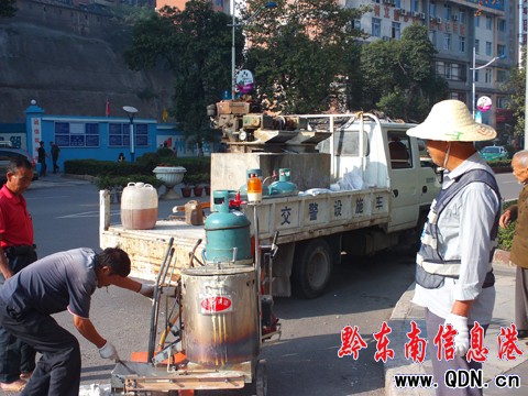 國慶將近 凱里市人行橫道換“新衣”(圖)