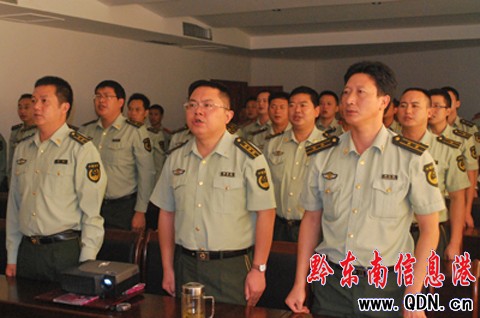 黔東南州消防支隊組織官兵觀看國慶閱兵(圖)