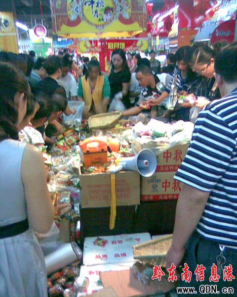 過中秋 吃月餅 百姓愛實惠(圖)