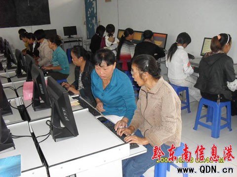 活到老學到老 黃平花甲老人學習計算機(圖)