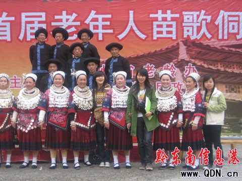 游客沉醉西江 與老年朋友共歡愉(組圖)