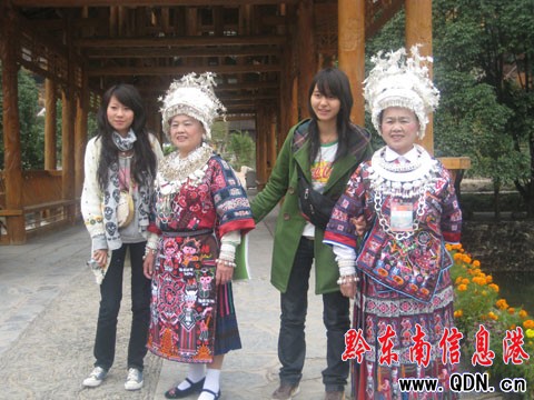 游客沉醉西江 與老年朋友共歡愉(組圖)