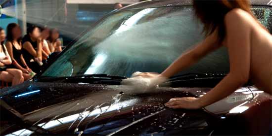 女留學(xué)生參與半裸洗車被開除(圖)
