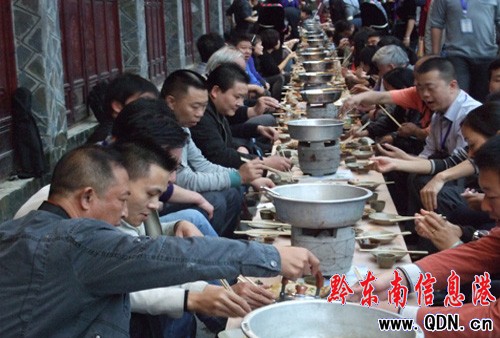 千人長桌宴 同過苗年節(圖)