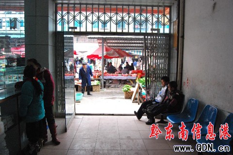 凱里一醫(yī)院 生命通道被攤位“征用”(圖)