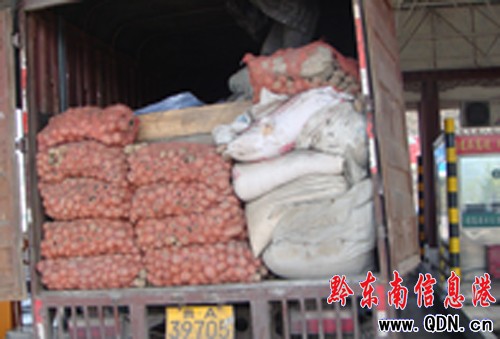 駕駛員煤車塞洋芋 偷逃通行費終露餡(組圖)