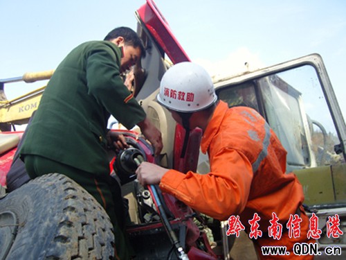 大貨車和挖機相撞 2人被困 施秉消防成功營救