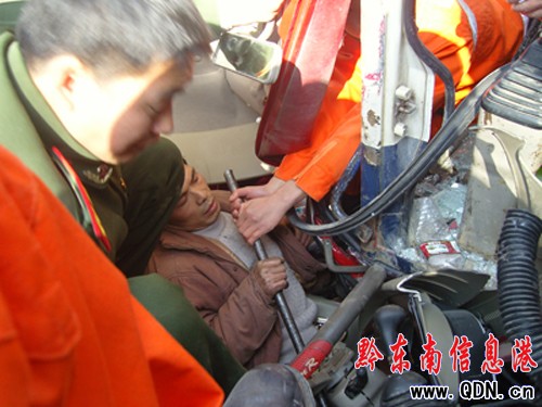 大貨車和挖機相撞 2人被困 施秉消防成功營救