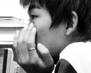 �������򱧲�ƽ���(b��o)��(f��)����(d��ng)�ֹ�׾�θ��Ѫ(�D)