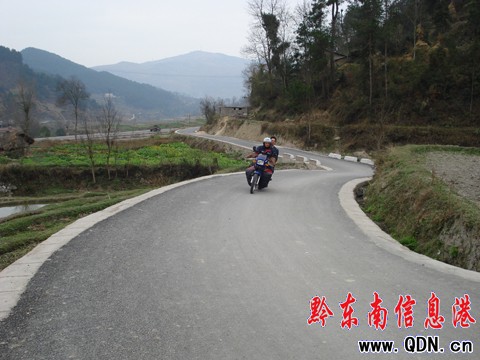 黃平縣通村公路方便農民(圖)