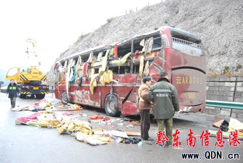 云南大客側翻至3死21傷 一兒童頭顱無影蹤(圖)