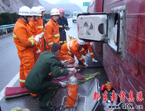 云南大客側翻至3死21傷 一兒童頭顱無影蹤(圖)