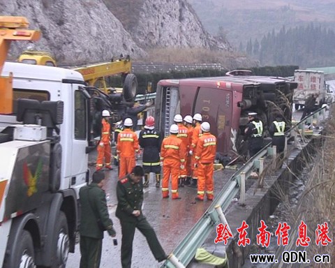 云南大客側翻至3死21傷 一兒童頭顱無影蹤(圖)