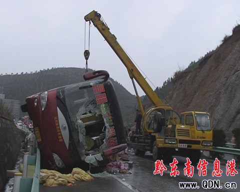 云南大客側翻至3死21傷 一兒童頭顱無影蹤(圖)