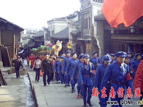 黎平紅色文化團(tuán)拉開春節(jié)舞龍慰問演出序幕(圖)
