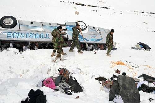 阿富汗雪崩已致166死135傷 仍有近百輛車被困(圖)