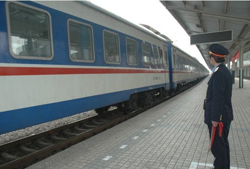 鎮(zhèn)遠(yuǎn)積極應(yīng)對春運(yùn)高峰確保旅客平安(圖)