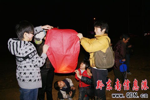 凱里大型燈會開燈 孔明燈成首日