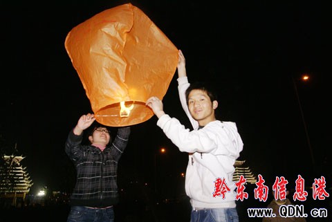 凱里大型燈會開燈 孔明燈成首日