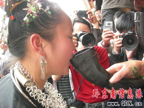 瞧!苗族婚俗好生熱鬧(組圖)
