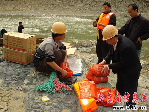 三板溪庫(kù)區(qū):炸礁石疏航道(組圖)