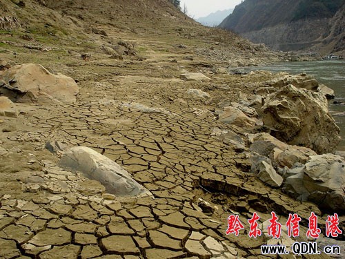 三板溪庫(kù)區(qū):炸礁石疏航道(組圖)