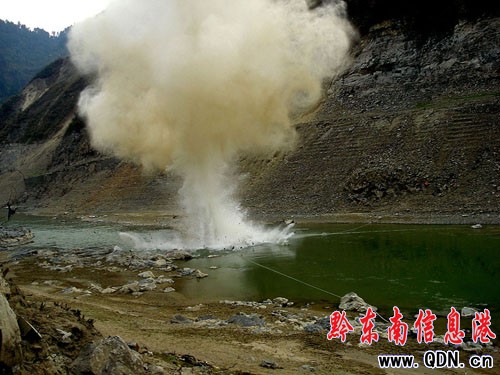 三板溪庫(kù)區(qū):炸礁石疏航道(組圖)