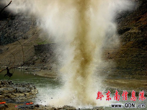 三板溪庫(kù)區(qū):炸礁石疏航道(組圖)
