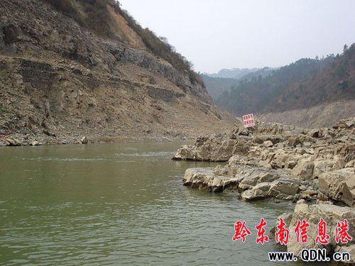 三板溪庫(kù)區(qū):炸礁石疏航道(組圖)