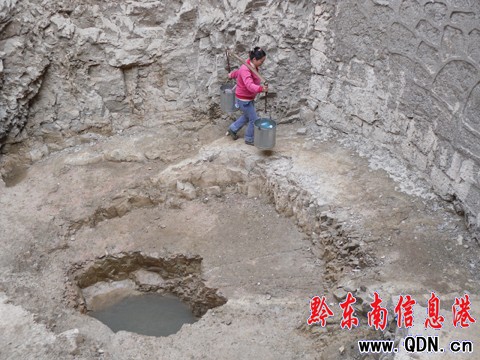 大有鄉受旱 村民深井縫里取水(圖)